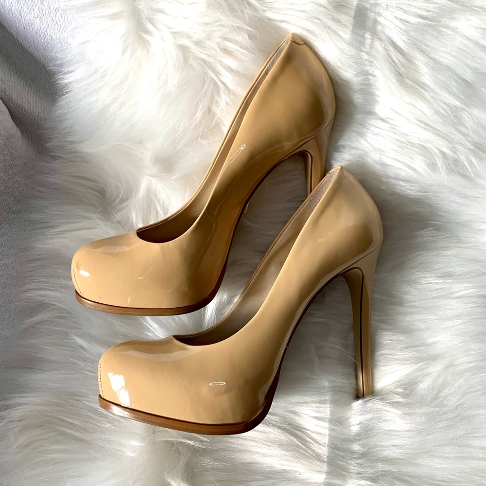 Pour La Victoire nude patent leather platforms
